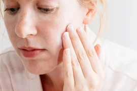 Chuyển mùa xuân - hè: Vì sao da dễ bị khô, bong tróc?
