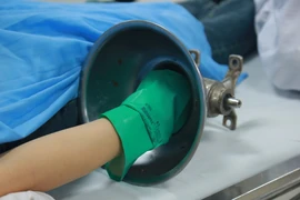 "Giải cứu" bàn tay của người phụ nữ bị kẹt trong máy xay thịt