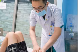 Đu võng đập bụng vào thành giường, bé gái bị chấn thương lá nách