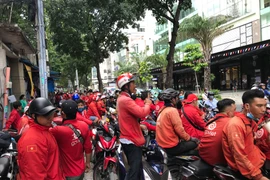 Hàng loạt tài xế xe ôm công nghệ Go-Viet đình công, kéo đến công ty phản đối 