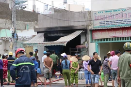 Giải cứu cụ già 70 tuổi trong quán cơm bốc cháy ngùn ngụt 