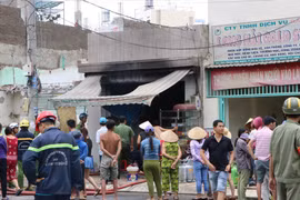 Giải cứu cụ già 70 tuổi trong quán cơm bốc cháy ngùn ngụt 