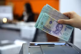 Lãi gửi tiết kiệm tiếp tục hạ, vì sao lãi vay giảm nhỏ giọt?