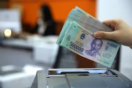 Lãi gửi tiết kiệm tiếp tục hạ, vì sao lãi vay giảm nhỏ giọt?