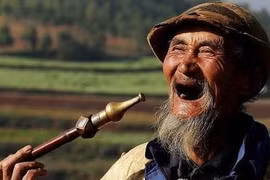 “Đầu người giàu không có tóc, chân người nghèo không có lông“