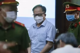 Ông Tất Thành Cang bật khóc, muốn nộp tiền khắc phục hậu quả