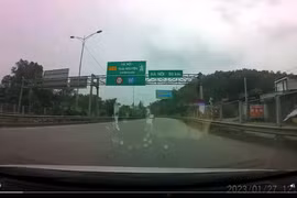 Clip: 2 phụ nữ “giỡn mặt tử thần” trên cao tốc gây sốc 