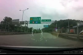 Clip: 2 phụ nữ “giỡn mặt tử thần” trên cao tốc gây sốc 