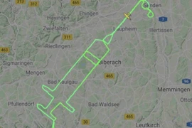 Phi công 'vẽ' những hình ảnh đặc biệt trên bầu trời