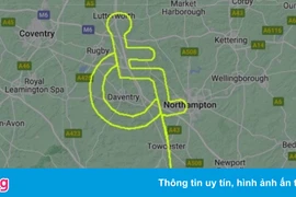 Phi công khuyết tật 'vẽ' xe lăn trên bầu trời