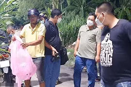 Người đàn ông tử vong trong tư thế ngồi gục đầu vào xe máy