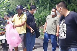 Người đàn ông tử vong trong tư thế ngồi gục đầu vào xe máy