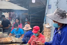 Thức xuyên đêm nướng 5 tấn cá lóc bán ngày vía Thần tài