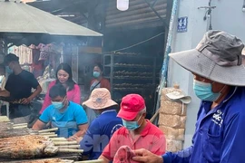 Thức xuyên đêm nướng 5 tấn cá lóc bán ngày vía Thần tài