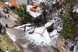 Argentina: Máy bay rơi xuống khu dân cư gây thiệt hại nghiêm trọng