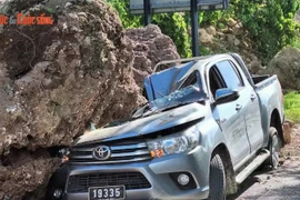 Khoảnh khắc động đất tấn công quán cà phê ở thủ đô Port Vila