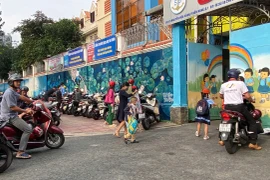 Hoa tình người thắm đượm dưới mái trường