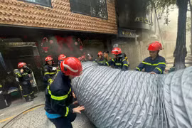 Quán bar gần chợ Bến Thành cháy lớn, khói trùm trung tâm Sài Gòn