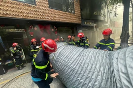 Quán bar gần chợ Bến Thành cháy lớn, khói trùm trung tâm Sài Gòn