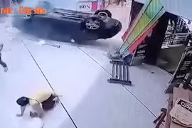 Ô tô rơi từ tầng 3 xuống Trung tâm thương mại