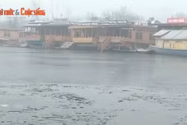 Hồ Dal ở Srinagar đóng băng khi nhiệt độ giảm xuống -5°C