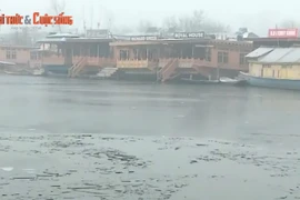 Hồ Dal ở Srinagar đóng băng khi nhiệt độ giảm xuống -5°C