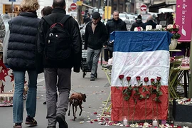 Nước Pháp tưởng nhớ các nạn nhân vụ khủng bố Paris