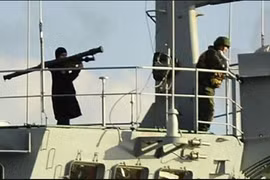 Binh sĩ Nga vác tên lửa trên tàu chiến qua vùng biển TNK