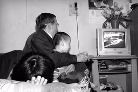 Tivi hỏng vì... che vải