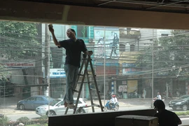 Cách lau kính bẩn sạch bóng sáng