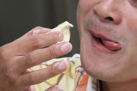 Nhai tóp tép - thói xấu của người Việt?