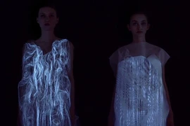 Chiếc váy phát sáng mỗi khi có người nhìn