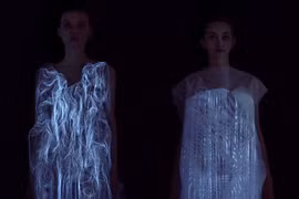 Chiếc váy phát sáng mỗi khi có người nhìn