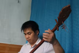 Nghệ sĩ mù xóm núi hành nghề... tẩm quất