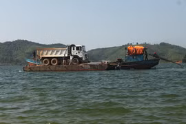 Đại họa thủy điện biến đường thành... sông