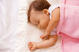 Bé 2 tháng suýt chết ngạt vì gối quá mềm
