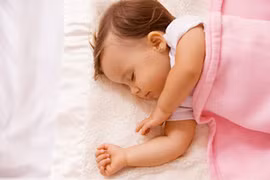 Bé 2 tháng suýt chết ngạt vì gối quá mềm