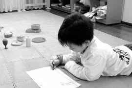 Trẻ nằm sấp đọc sách gây những tác hại không lường