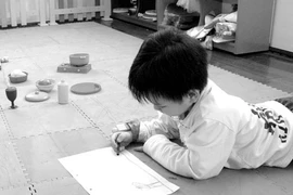 Trẻ nằm sấp đọc sách gây những tác hại không lường