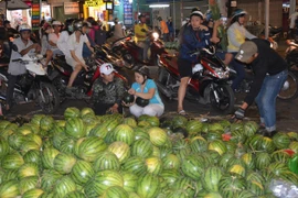 Dưa hấu xả hàng, người dân nườm nượp đi mua trong đêm cuối năm