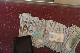 Phụ xe lên Facebook tìm được khách đánh rơi 8.300 USD