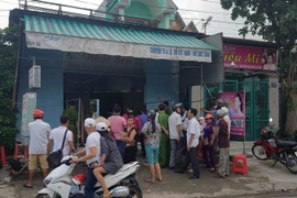 Đang bán quần áo, cửa hàng bất ngờ cháy hừng hực