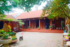 Ngắm nhà cổ khung gỗ kết hợp đá ong siêu lạ mắt ở Hà Nội