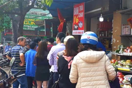 Người Hà Nội xếp hàng dài mua bánh trôi ăn Tết Hàn thực
