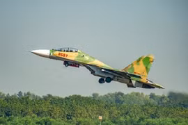 Tiêm kích Su-30MK2 Việt Nam xé gió luyện đòn trên không
