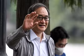 Thủ tướng Nhật Bản đi dạo hồ Gươm, vẫy tay chào người dân