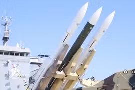 "Tàu sân bay" mới của Hải quân Iran mang theo vũ khí gì ghê gớm? 