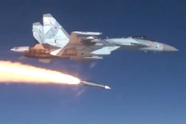 Tiêm kích Su-35 phóng tên lửa tầm siêu xa R-37M, F-35 coi chừng! 