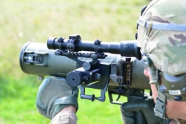 Mỹ có xuyên thủng được giáp T-90 Nga bằng súng chống tăng mới mua?