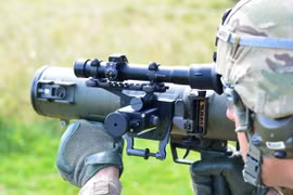 Mỹ có xuyên thủng được giáp T-90 Nga bằng súng chống tăng mới mua?